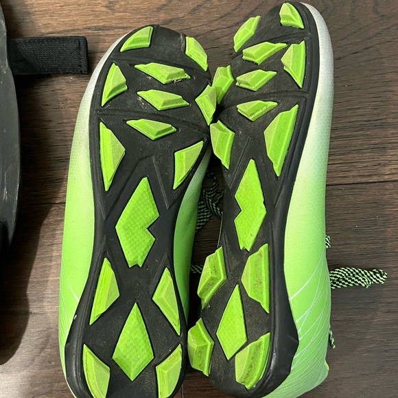 DSG Soccer cleats and Nike shin guard combo - Picture 5 of 9